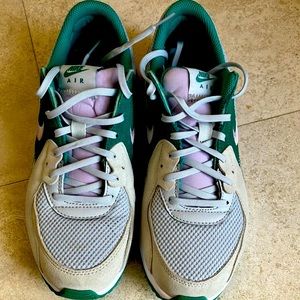 New Nike Air Max women’s running/walking trainer shows. 7.5 US/38.5 Eu.
